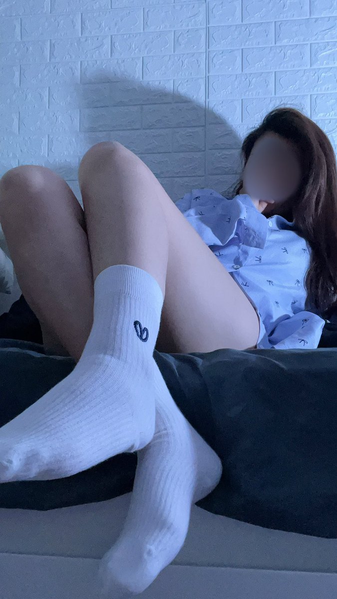 我覺得白襪都長得一樣？！

但Z卻可以區分的出來有穿過還是沒穿過不同雙不一樣的感覺欸～好神🥰

Z: 下次穿這雙出來我會很硬..

有次跟他說如果你看我穿黑襪表示我在生氣就不要來吵我😌 蛤？還要打暗號哦～

#情侶日常 #白襪控男友 #誘惑 #聯誼