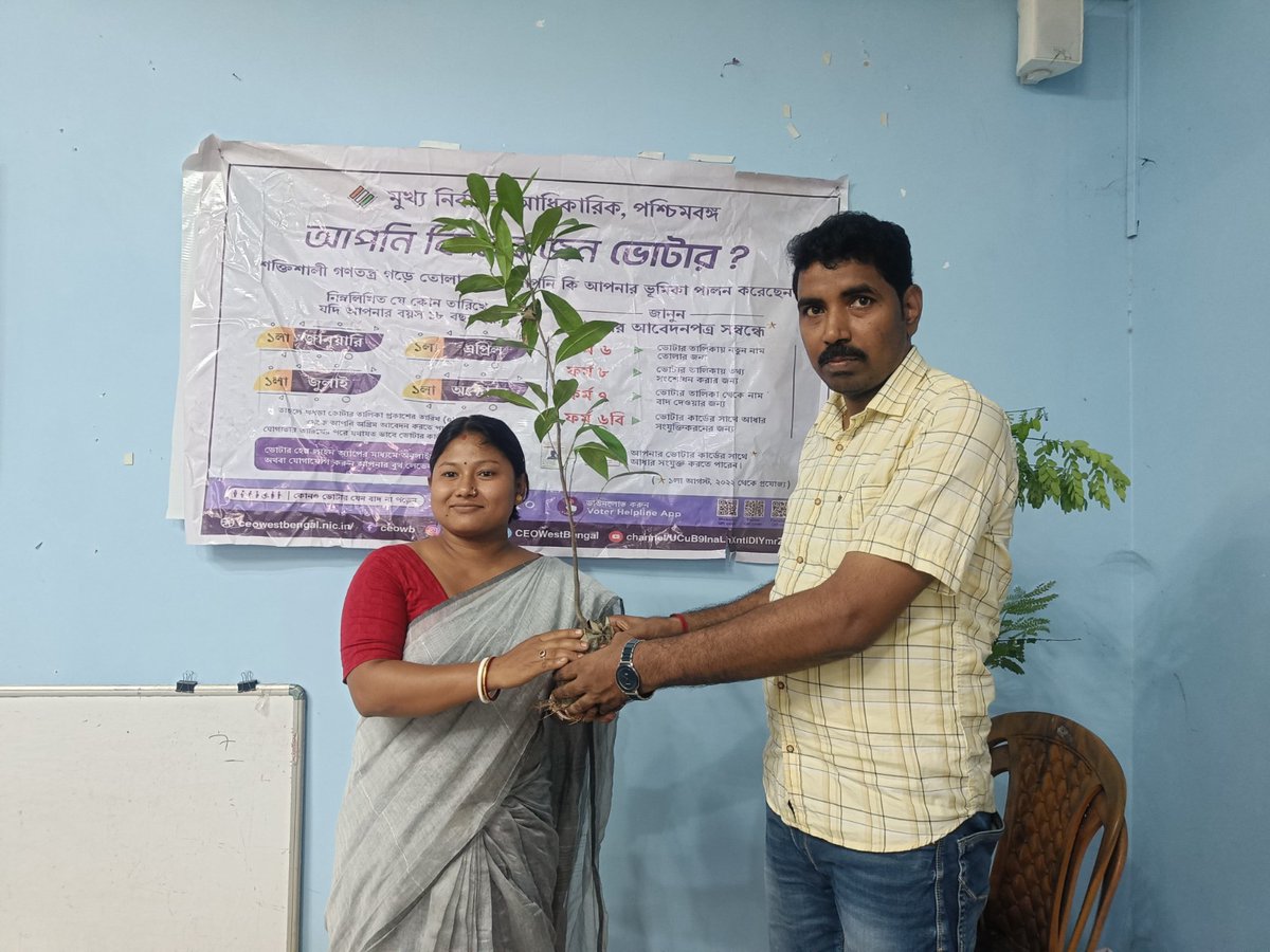 Celebration of World Environment Day by distributing saplings among the electors of 39- Balurghat AC of Dakshin Dinajpur district West Bengal.
#WorldEnvironmentDay2025
<a href="/ECISVEEP/">Election Commission of India</a>
<a href="/SpokespersonECI/">Spokesperson ECI</a>