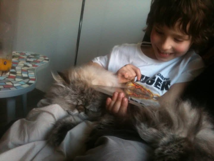 Oudste met Boris. Wat zaten ze daar lekker samen. Boris ‘n tikkie ingeklemd maar ‘t was toch zo’n goedzak #memorylane