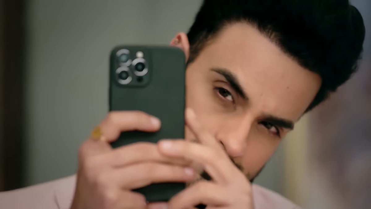 Visual representation of me taking hundreds of screenshots everytime amvira apear on screen 

Abhiraj is always such a mood