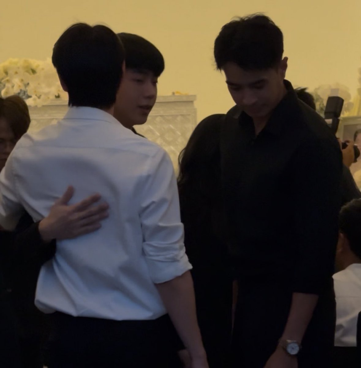 ไบร์ทรพีพงศ์ กอดให้กำลังใจ นนกุล ร่วมฟังสวดอภิธรรม หลังสูญเสียคุณแม่ (คลิป) facebook.com/share/r/16G6Dy…?

#นนกุล #nonkul 
#ไบร์ทรพีพงศ์ #brightrpp #BrightRapheephong 
#brightnonkul #ไบรท์นนกุล