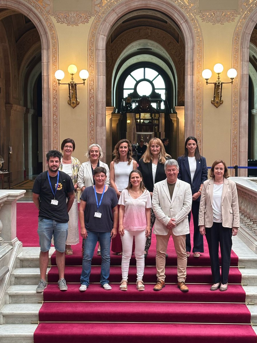 Avui roda de premsa davant l.escola de Lavern. Posteriorment, reunió al Parlament amb les Diputades dels diferents grups polítics. Seguim treballant per suspendre la retirada del mòdul de l.escola El Serral de Lavern i una fórmula per mantenir-lo de forma definitiva.<a href="/lluisallop/">Lluïsa Llop 🎗</a>