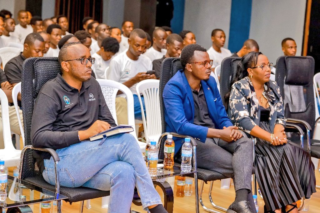bugeserayouth's tweet photo. #𝐈𝐧𝐭𝐞𝐤𝐨𝐑𝐮𝐬𝐚𝐧𝐠𝐞𝟐𝟎𝟐𝟓: Umuhuzabikorwa wa @RwandaYouth wungirije, @NyamaswaFrancis, Umuyobozi w'Akarere @MutabaziRich, Umuhuzabikorwa wa @bugeserayouth, Abafatanyabikorwa n'Urubyiruko bari mu Nteko Rusange y'Urubyiruko yo kugaragaza ibikorwa byakozwe n'Urubyiruko. https://t.co/mLZHkzCqAK