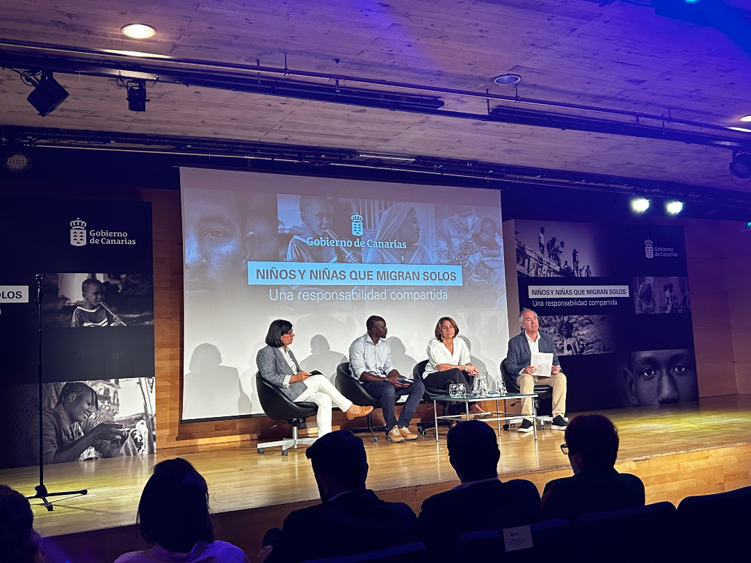 Empieza la mesa redonda "Infancia no acompañada en el contexto actual" formada por: Margarita de la Rasilla, responsable de infancia no acompañada del ACNUR; Patricia Fernández, abogada especialista en infancia y migraciones y Coordinadora de Barrios; Aboubacar Drame, intérprete.