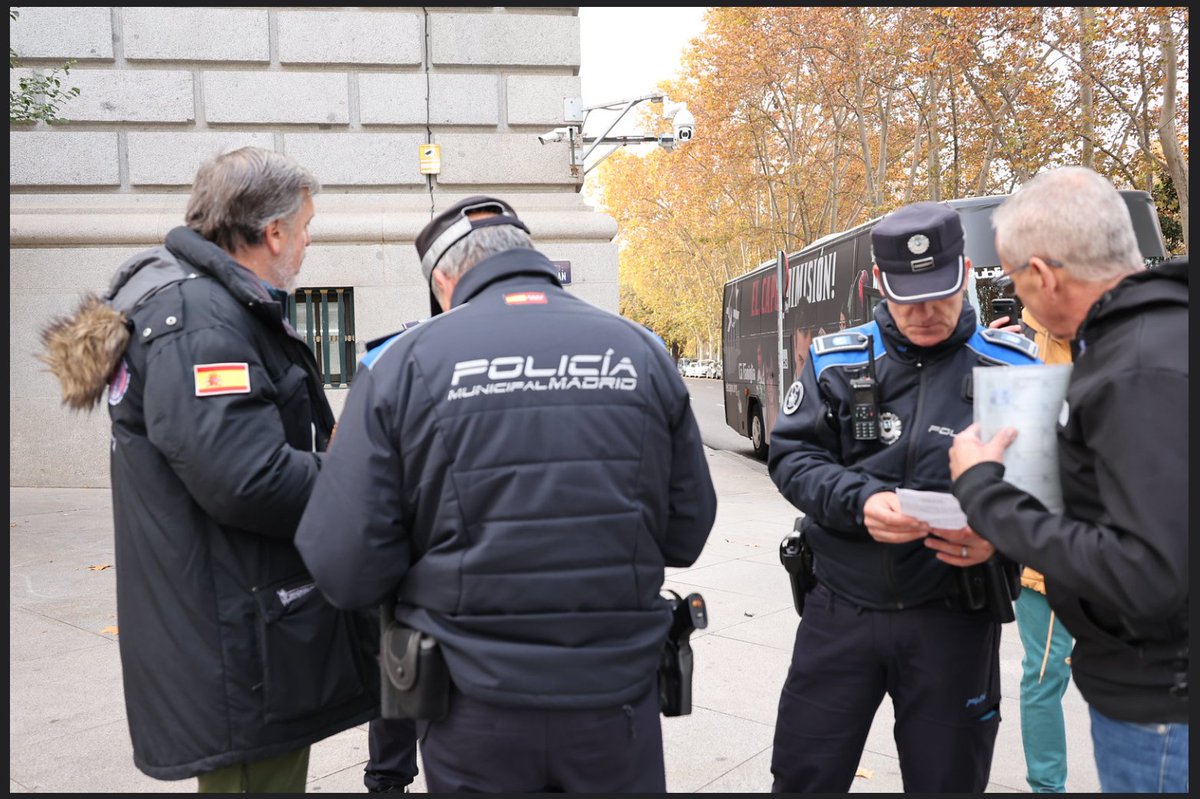 borja_montoro_c's tweet photo. Me lo voy a guardar, para publicarlo mañana con las fotos de todos vuestros barones reunidos con el capo
Y además, ¿no os da vergüenza venir ahora con esto, después de la persecución a la que @AlmeidaPP_ sometió al bus de @hazteoir...? https://t.co/MO12NgZF22