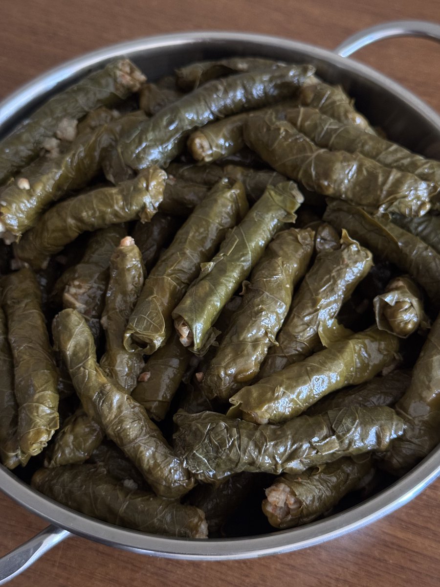 vedatmilor's tweet image. Favori ev yapımı bayram ikramlıklarınızı merak ediyorum. Fotoğraf serisini ben başlatayım, örneğin kalem gibi sarılmış lezzetli yaprak sarmasına hiç dayanamam!