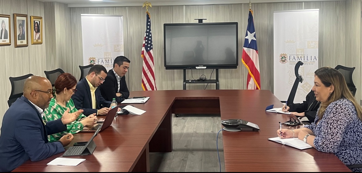 SomosFamiliaPR's tweet photo. En el Departamento de la Familia continuamos trabajando para reforzar los servicios que ofrecemos. La secretaria del DF, Suzanne Roig Fuertes, se reunió con ASORE, hablaron sobre iniciativas dirigidas a promover el desarrollo de Puerto Rico. @gobiernodepr https://t.co/BrGWSSkjvk