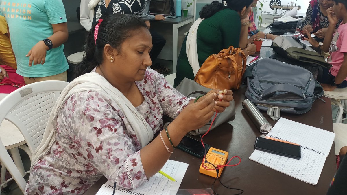 RSCRajkot's tweet photo. Exploring Quantum Science, Mathematics &amp; Electronics! 🔬💻 Sessions on Quantum Science, Atomic History, Photoelectric Effect &amp; hands-on activities like Molecular Structure, Soldering &amp; more! ���🧬 https://t.co/yt5SSxC0Un