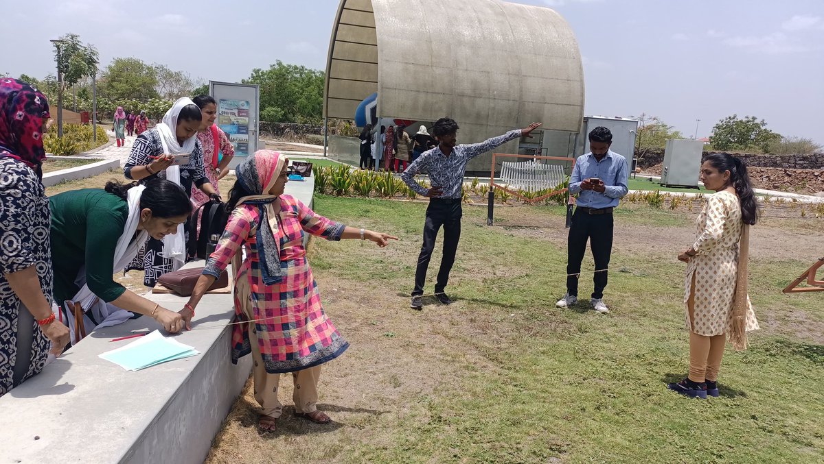 RSCRajkot's tweet photo. Exploring Quantum Science, Mathematics &amp; Electronics! 🔬💻 Sessions on Quantum Science, Atomic History, Photoelectric Effect &amp; hands-on activities like Molecular Structure, Soldering &amp; more! ���🧬 https://t.co/yt5SSxC0Un
