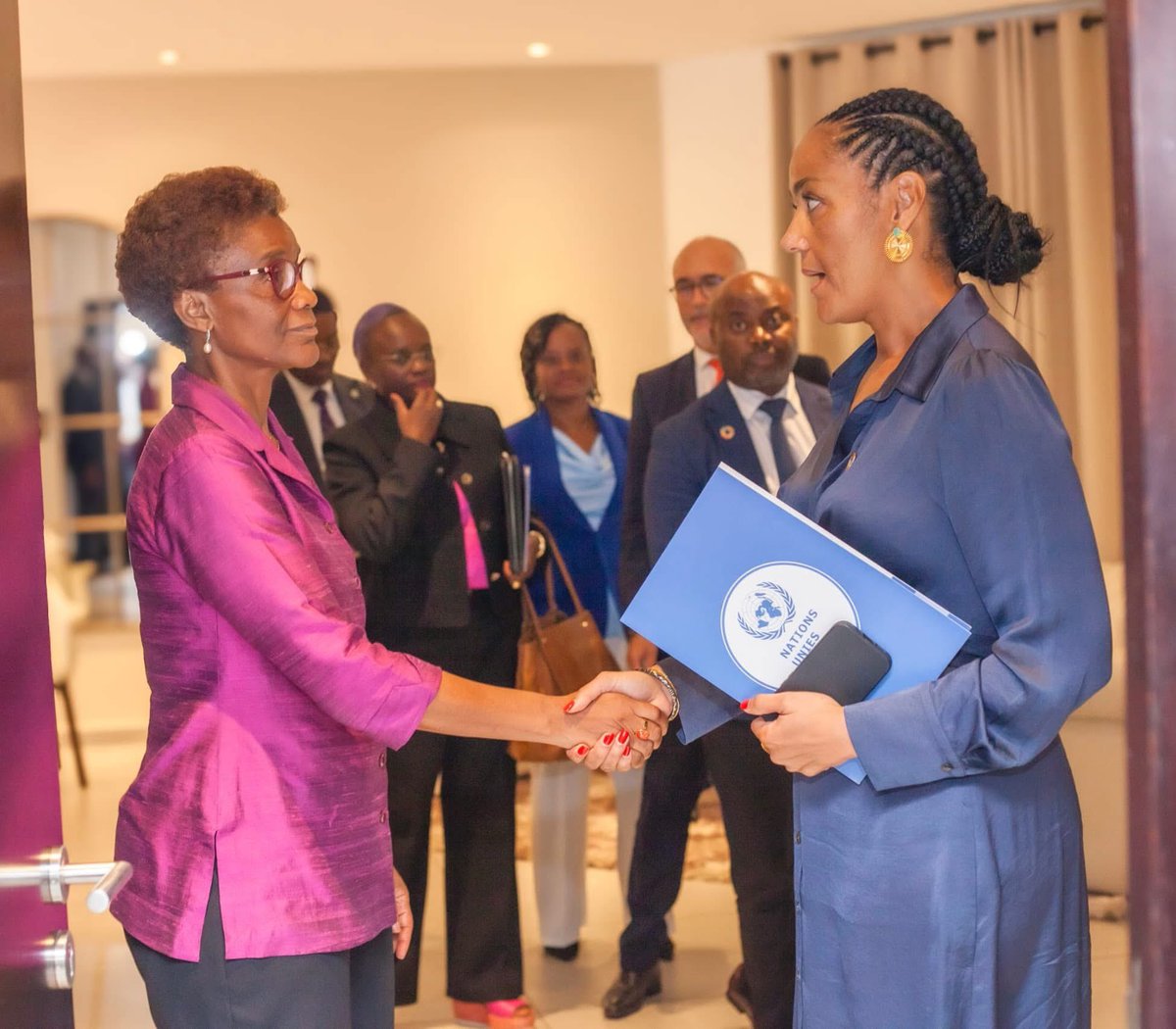 OnuGabon's tweet photo. L'équipe-pays des UN au #Gabon  conduite par la Coordonnatrice Résidente p.i @FabryReine, a rencontré la Ministre du Plan et de la Prospective et réaffirmé son engagement à soutenir les priorités nationales et notamment l'élaboration du #PNCD via une approche intégrée. #OneUN https://t.co/GBH7takI6e