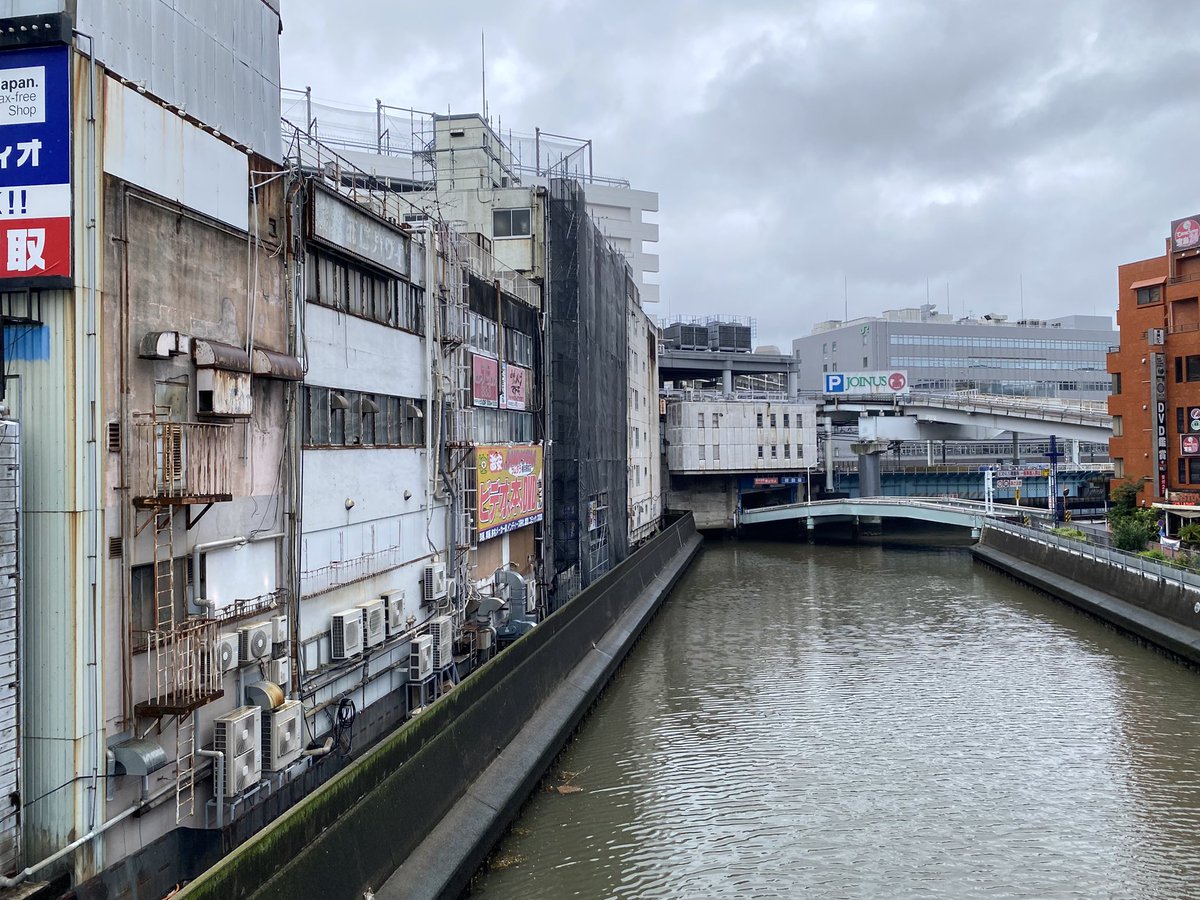 このどうしようもない場末情緒、これこそが横浜駅。
いつも薄曇りで、裏ぶれている。大昔から変わらない風景。