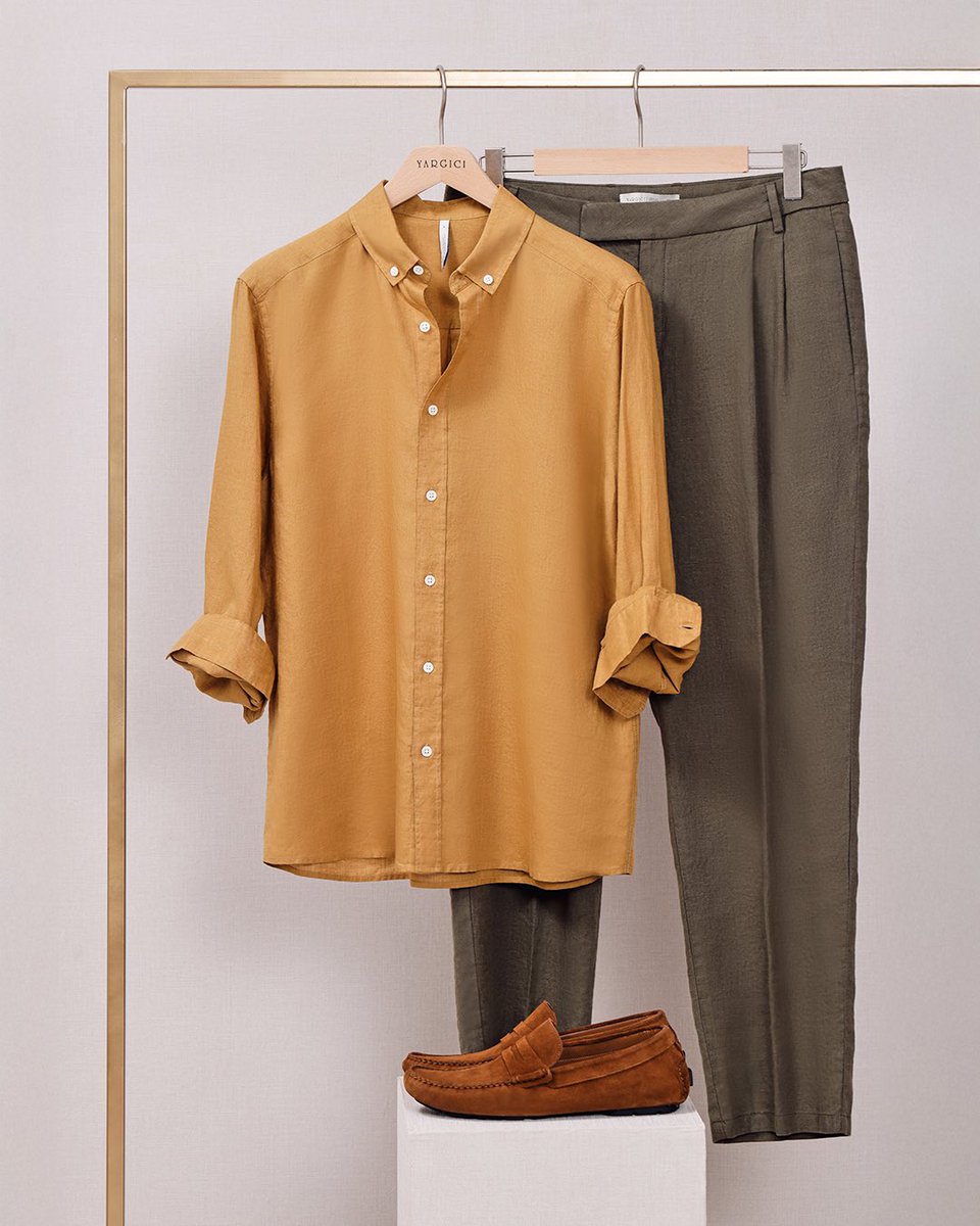 YARGICI_TR's tweet image. Tarçın tonlarındaki keten gömlek ile haki keten pantolon, konfor odaklı yaz stiline rafine bir yaklaşım sunuyor. Babalar Günü’nde, hem konfor hem de şıklık vadeden bu kombinle stil sahibi bir hediye sunabilirsiniz.
#PremiumEssentials