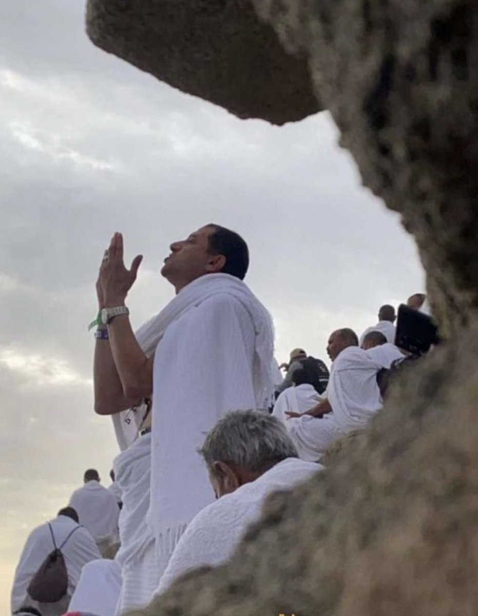 حزم الحجيج متاعهم وتأهبوا 
وأنا فؤادي في قوافلهم مضى 

سلكوا إلى بيت الله بشوقهم 
وأنا البعيدة حنين شوقي من لظى 

أكرمتهم يارب بشد رحالهم 
وكسيتهم بالجود ثوباً أبيضا

فتقبل اللهم صوت دعائهم 
وأعظم لنا بالأجر وارزقنا الرضا 

وأكتب لنازيارة بيتك العتيق 
فإنا وعزتك حنين شوقنا قد لظى