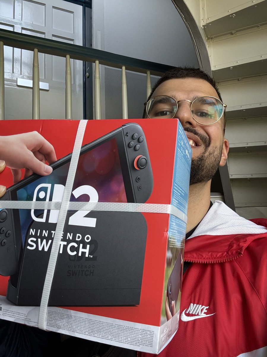 Ich schenke Meli jetzt ne Switch 2 aber sie weiß von nichts (ich hoffe sie sieht den Tweet nicht in den 5 Sekunden in der ich im Treppenhaus bin)