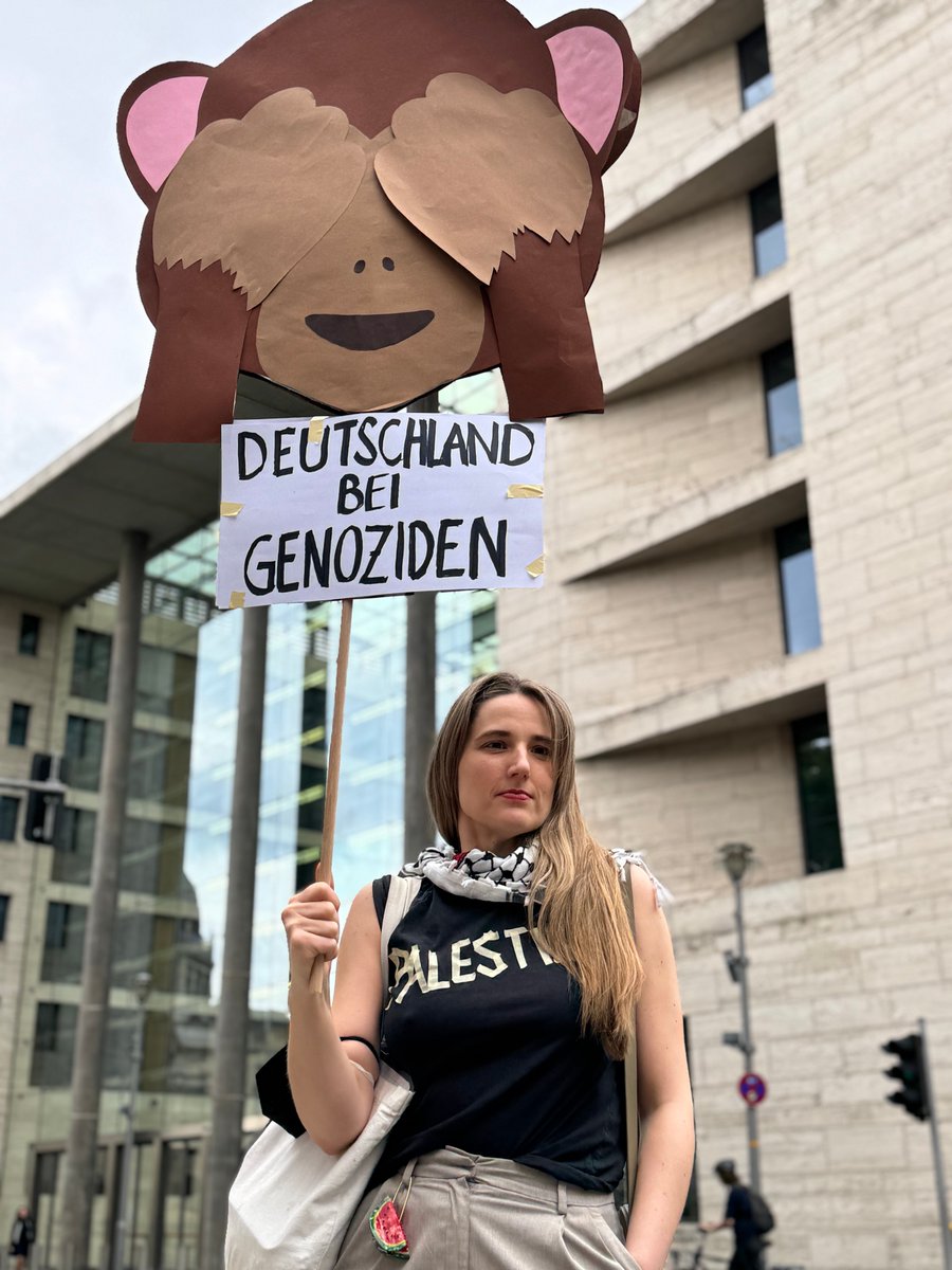 amnesty_de's tweet image. Anlässlich des bevorstehenden Besuchs des israelischen Außenministers Gideon Sa’ar in Berlin haben heute Menschenrechts- und humanitäre NGOs gemeinsam mit politischen Gruppen vor dem Auswärtigen Amt protestiert. Gekommen sind rund 300 Teilnehmende.