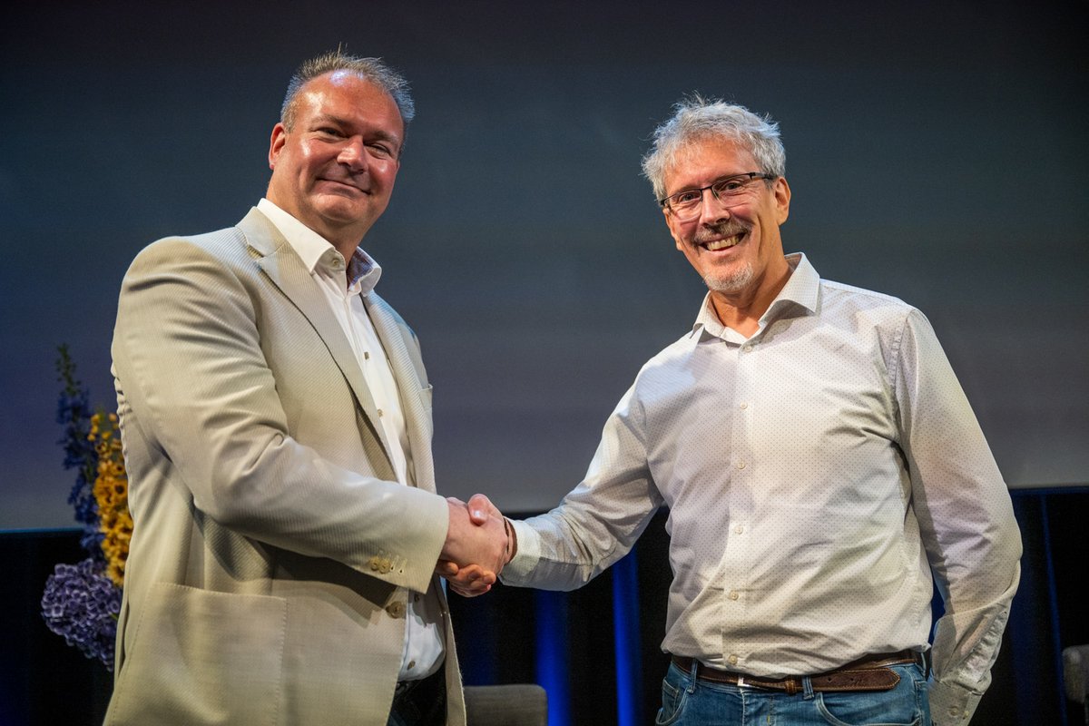 Today, we are happy to announce AMS-IX signed a MoU with ESpanix, to investigate a future collaboration on Cross-IX between ESpanix and AMS-IX. This joint commitment is another big step for the expansion of Cross-IX, building a resilient European ecosystem of connected networks.