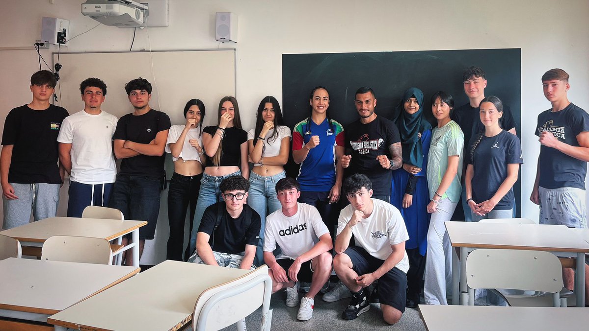 FPIBoxe's tweet image. #Boxingforchange 

🥊 Gli studenti incontrano La Campionessa 

🥊 Alessia Mesiano  si è incontrata oggi, 5/6, con gli studenti IIS Cambi Serrani (Falconara Marittima) (ASD Pugilistica Pug. Dorica 2006 - Coach Stefano Caporelli). 

🥊 🇬🇧 Alessia Mesiano had a meeting with the…