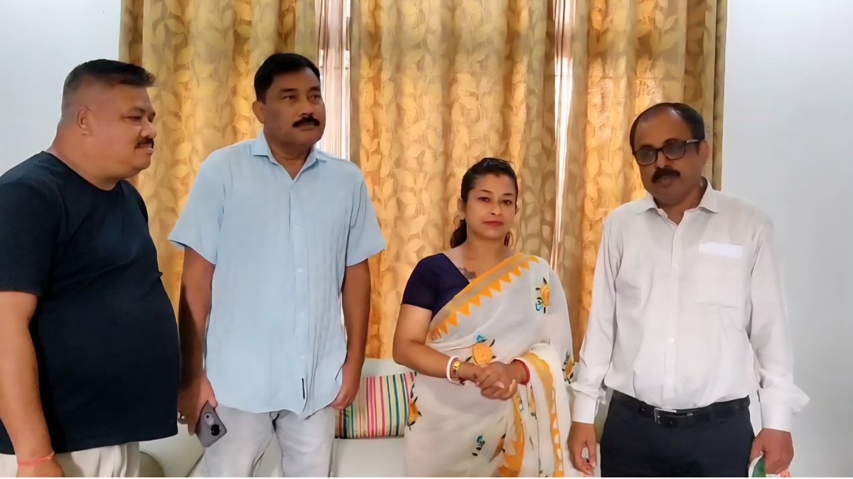 অসম প্ৰদেশ তৃণমূল কংগ্ৰেছৰ ৰাজ্যিক  বিষয়ববীয়া চন্দন মজুমদাৰ আৰু ডিব্ৰুগড় জিলা তৃণমূল কংগ্ৰেছৰ সভাপতি প্ৰদীপ দহোটীয়াৰ নেতৃত্বত বিশিষ্ট সমাজকৰ্মী, শিল্পী আপী ভট্টাচাৰ্যী আৰু আমছুৰ প্ৰাক্তন ৰাজ্যিক সাংগঠিনক সম্পাদক ইমতিয়াজ আলীয়ে আনুষ্ঠানিকভাৱে দলত যোগদান কৰে।