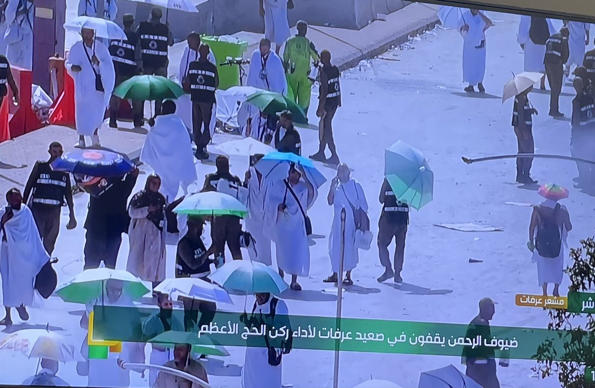 عدد رجال الأمن يقارب عدد الحجاج في هذه الصورة، رجال مرابطين للحفاظ على أمن الحجيج، وتمكينهم من أداء مناسكهم في يسر وطمأنينة.
شكرًا للقيادة والحكومة الرشيدة.