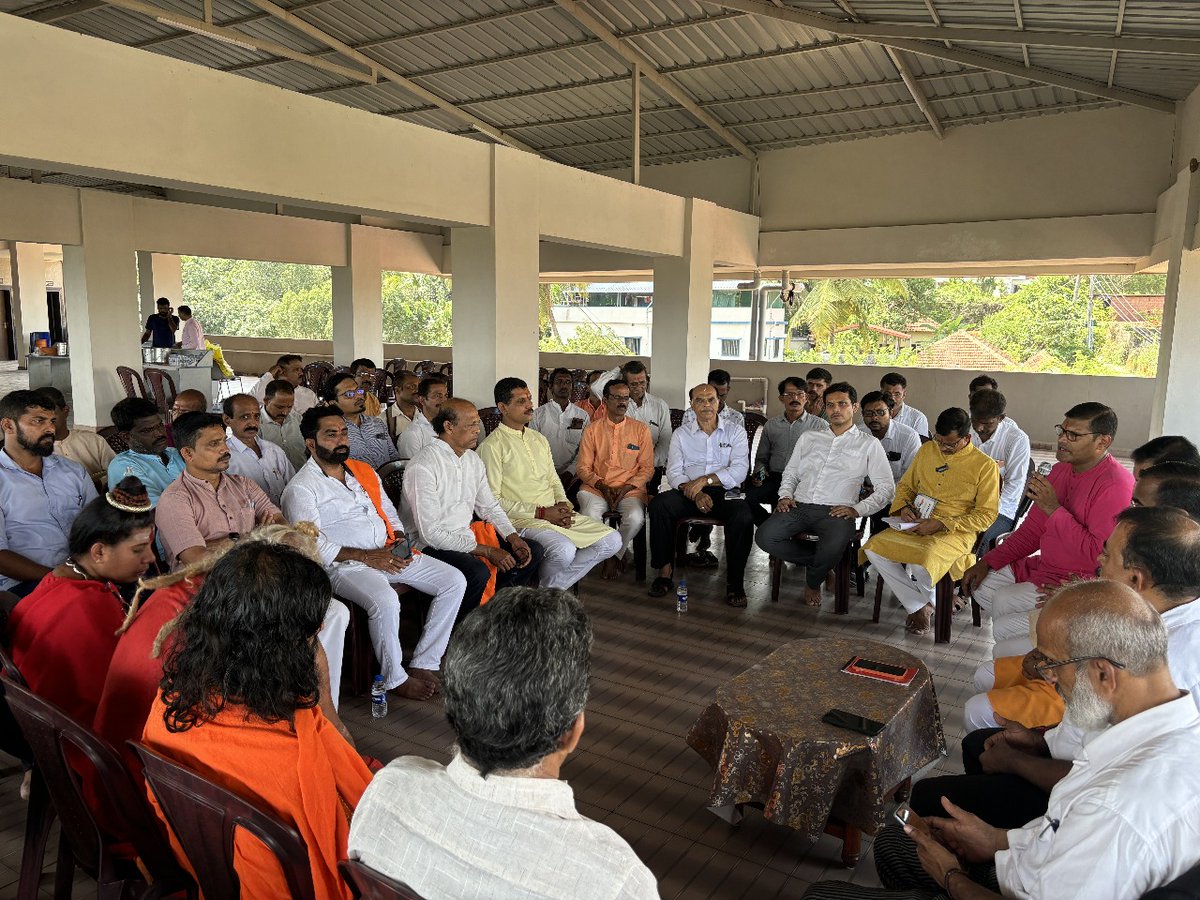 In Dakshina Kannada, in response to harassment of Hindu activists by the police, all Hindu organizations, under the leadership of the "Hindu Rashtra Samanvaya Samiti," met with the IGP of the Mangaluru division. They strongly demanded an immediate end to the police harassment.1/2