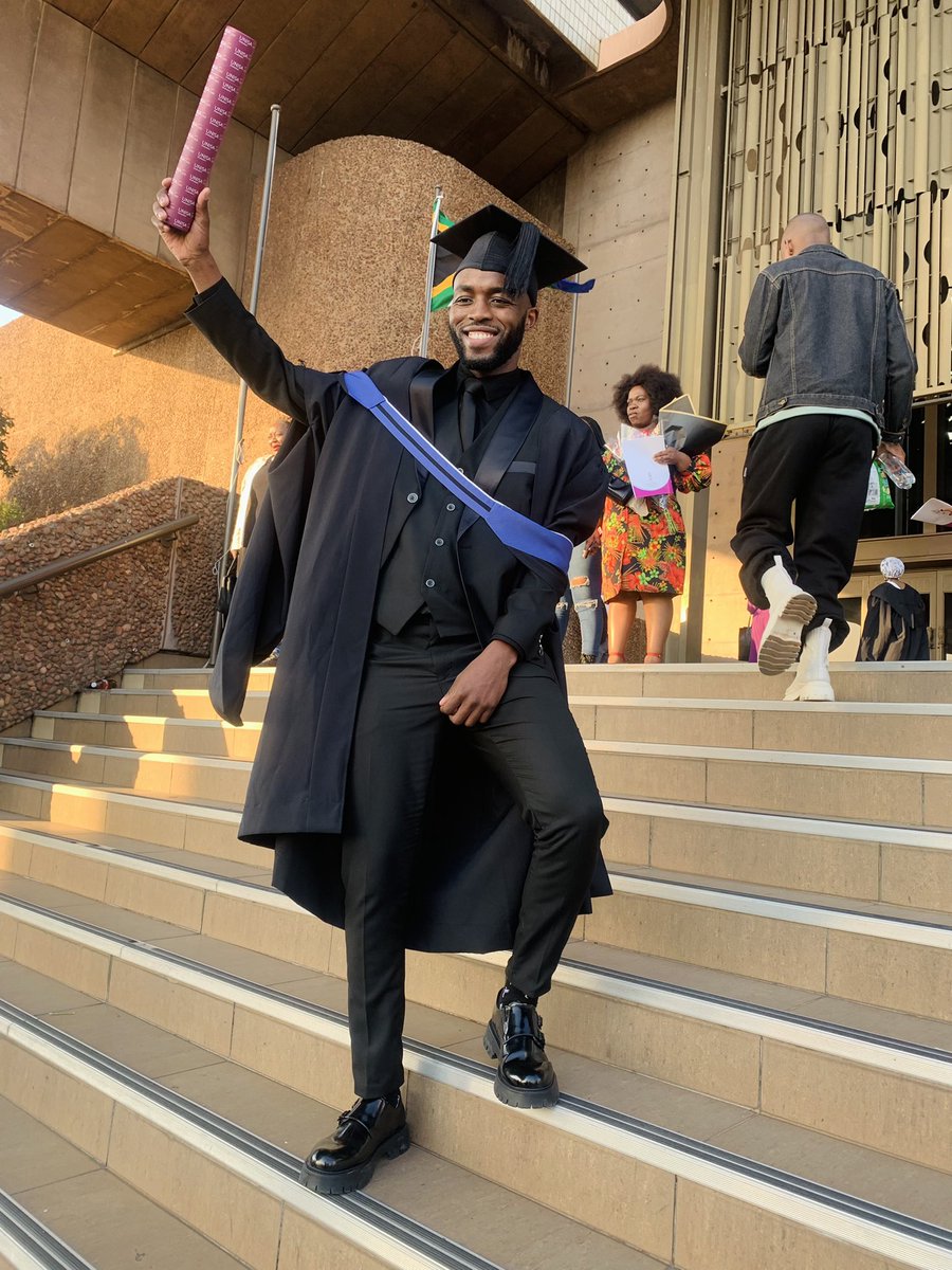 moeletsimo_'s tweet photo. 2x Graduate 🎓🥂 what a beautiful experience 😁 #2025UnisaGrads #CircleOfExcellence https://t.co/KDA2xXtp7l