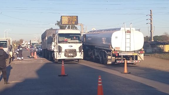 RedSegVial's tweet photo. Atención! #RP10
Se realiza desvío de tránsito por tareas de reparación sobre las vías en el acceso al KM 19 de AU ROS-SFE #SanLorenzo.
▶️ Respetar las indicaciones. https://t.co/ue6GlwW1X0