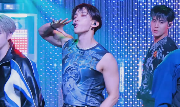 kyeomties's tweet photo. HE'S SUCH A FLIRT https://t.co/3rPwzur92D