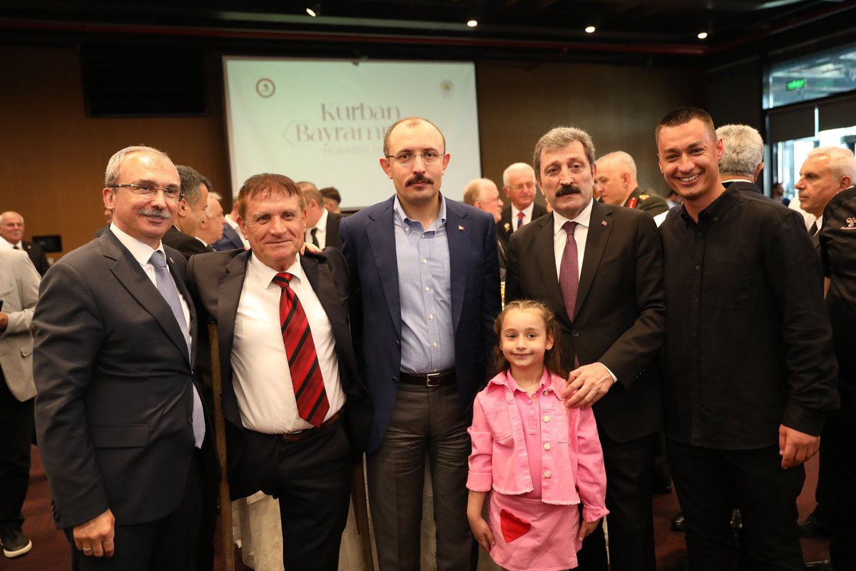 Samsun Valiliğimizin ve Samsun Büyükşehir Belediye Başkanlığımızın ev sahipliğindeki programda, kamu kurumlarımızın kıymetli yöneticileri ve sivil toplum kuruluşlarımızın temsilcileriyle bayramlaştık. 

Rabbim, birlik ve beraberliğimizi daim kılacak nice bayramlarda buluştursun.