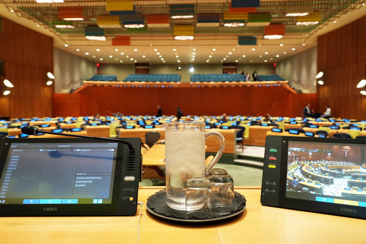 7 billion tonnes of plastic waste — that’s the staggering burden on our planet🌍.

At 🇺🇳 UNHQ, we keep our conference rooms free of single-use plastic bottles year-round, not only on #WorldEnvironmentDay, 5 June.

Let’s unite to #BeatPlasticPollution ♻️🙌