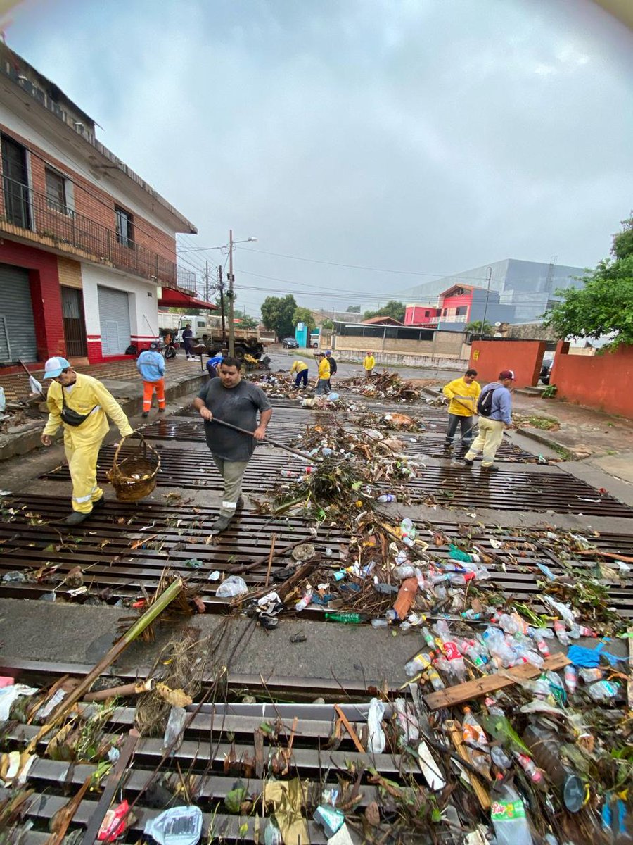 IMPRESIONANTE la cantidad de basura en las calles. Después la gente se pregunta por qué se inunda todo. Primero, porque si llueve muchísimo, es lógico que haya acumulaciónde agua. Y segundo, hay personas que creen que su basura desaparece en el agua 🙄