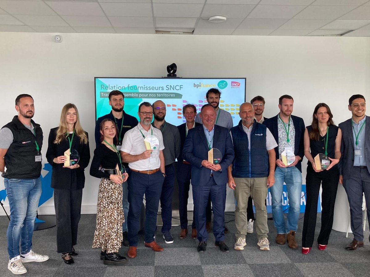 Steph_Dommange's tweet image. Ce matin à #Schiltigheim, l’heure est à la #RSE et aux célébrations ! 🎉
Au total 7 entreprises fournisseurs de la #SNCF, dont 4 ancrées en #GrandEst (Fourchard, MP Conseil, Framafer et @DKMExperts), clôturent aujourd’hui leur parcours dans le programme #ImpactRSE initié par le…