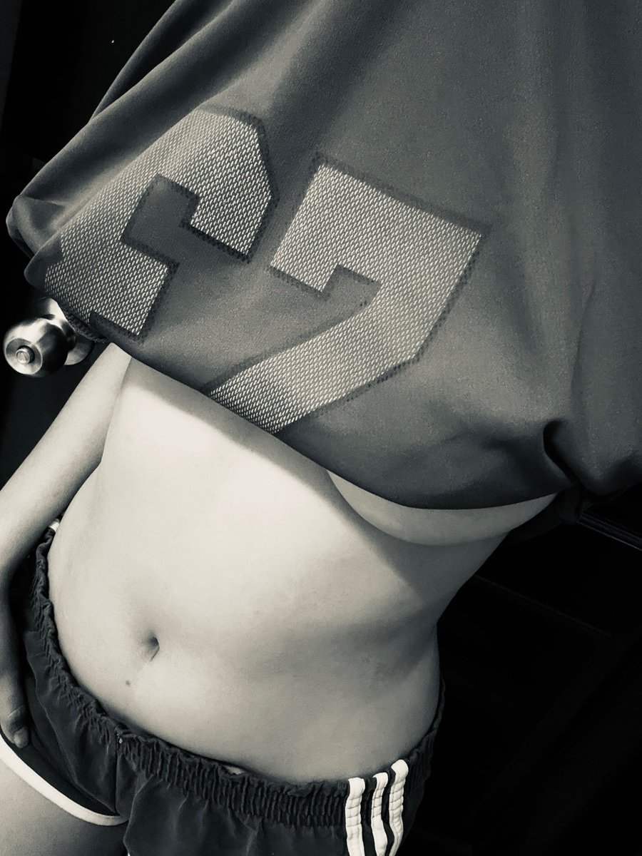 VelvetSofi2's tweet photo. I just finished exercising and I'm really tired.🥵 https://t.co/Zo41xexK7u