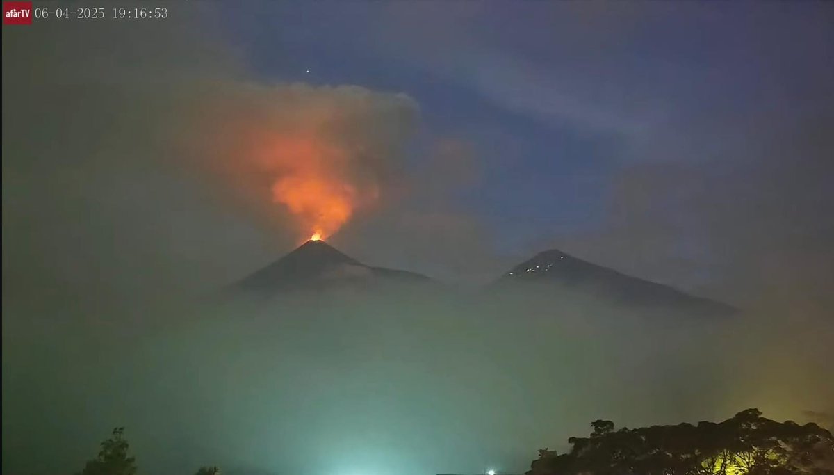 🟠#BrevesTGW | Según reportes de Sismología Nacional, el volcán de Fuego mantiene actividad con explosiones moderadas que generan una columna de ceniza de hasta 4,800 metros sobre el nivel del mar.  Se registran aproximadamente 10 explosiones por hora.