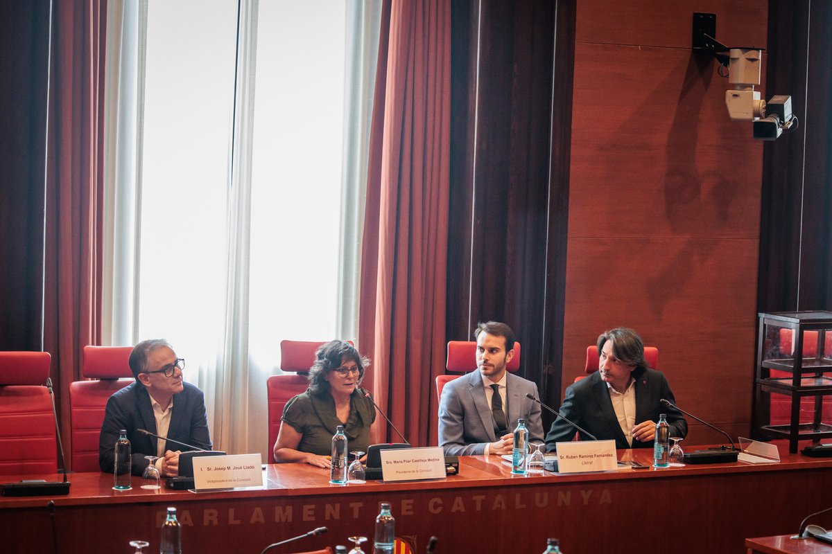 Parlament de Catalunya (@parlamentcat) on Twitter photo Constituïda la comissió d’investigació sobre la infiltració de policies de l’Estat en els moviments socials, polítics i populars i l’espionatge amb programari espia.
La presideix <a href="/PlrCastillejo/">Pilar Castillejo</a> (CUP-DT) Josep M. Jové (ERC), vicepresident, i <a href="/CarmeRenedo/">Carme Renedo 🎗</a> (Junts) secretària. Constituïda la comissió d’investigació sobre la infiltració de policies de l’Estat en els moviments socials, polítics i populars i l’espionatge amb programari espia.
La presideix <a href="/PlrCastillejo/">Pilar Castillejo</a> (CUP-DT) Josep M. Jové (ERC), vicepresident, i <a href="/CarmeRenedo/">Carme Renedo 🎗</a> (Junts) secretària.