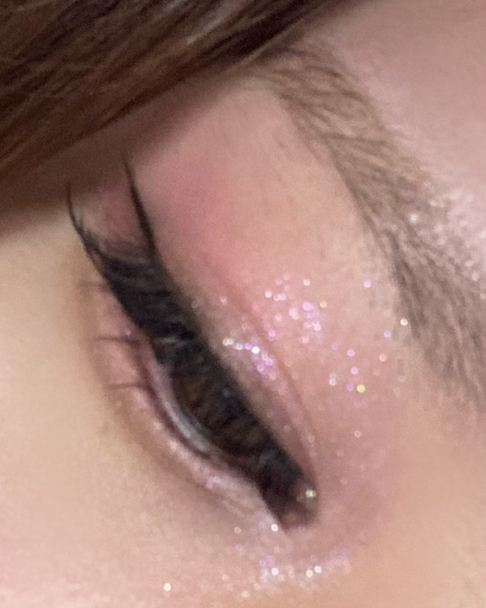 #제품제공 
여우 속눈썹과 글리터•••♡ 
근데 여우 속눈썹 생각보다.. 무난하네요😅

* 바닐라코 하이퍼 홀로빔 아이 글리터 PK01 베이비 블링크