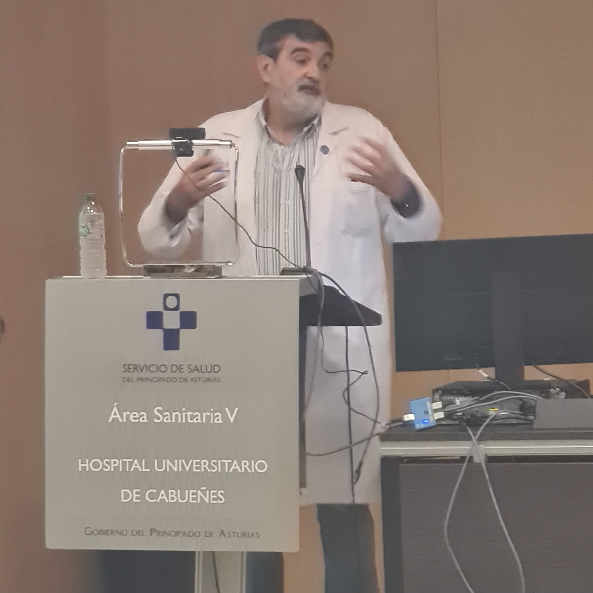 CAHU3Oriente's tweet photo. 📸 Esta mañana hemos celebrado en el Salón de Actos del Hospital Universitario de Cabueñes una nueva Sesión General CAHU. 👏

El Dr. José Antonio Boga Riveiro, responsable del Laboratorio de Medicina Molecular, nos ofreció una interesantísima ponencia titulada:
🧬 “Investigación hospitalaria: la pata débil del sistema”

El acto fue presidido por la Dra. María Luisa Sánchez Núñez @marsannu1, gerente del Área Sanitaria V, y el Dr. Arturo Martínez Martínez @Arturodelauvi, jefe de estudios del CAHU.

También se presentó el nuevo Programa de Mentoría en Investigación CAHU y las bases del Premio a la Excelencia en la Formación Sanitaria Especializada.

¡Gracias a todos los que lo habéis hecho posible!
#AreaV #CAHU
