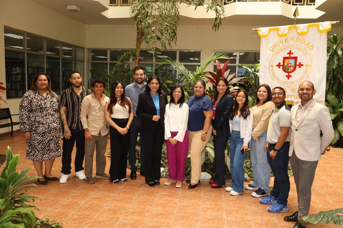 lpinzonu's tweet photo. 🇵🇦✈️ ¡Ya en Indiana! Los 6 estudiantes seleccionados de la Facultad de Ingeniería y Tecnología de la @UsmaPanama ya se encuentran en @NotreDame participando en el programa #iSURE.
Un logro de colaboración entre USMA, ND, @SENACYT, @CiudaddelSaber y @EducationUSAPTY. #OrgulloUSMA https://t.co/XbbO91Pp3x