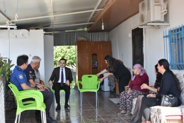 Kaymakam ÖZEFE ve eşi Hilal ÖZEFE şehit yakını ile görüşüyor