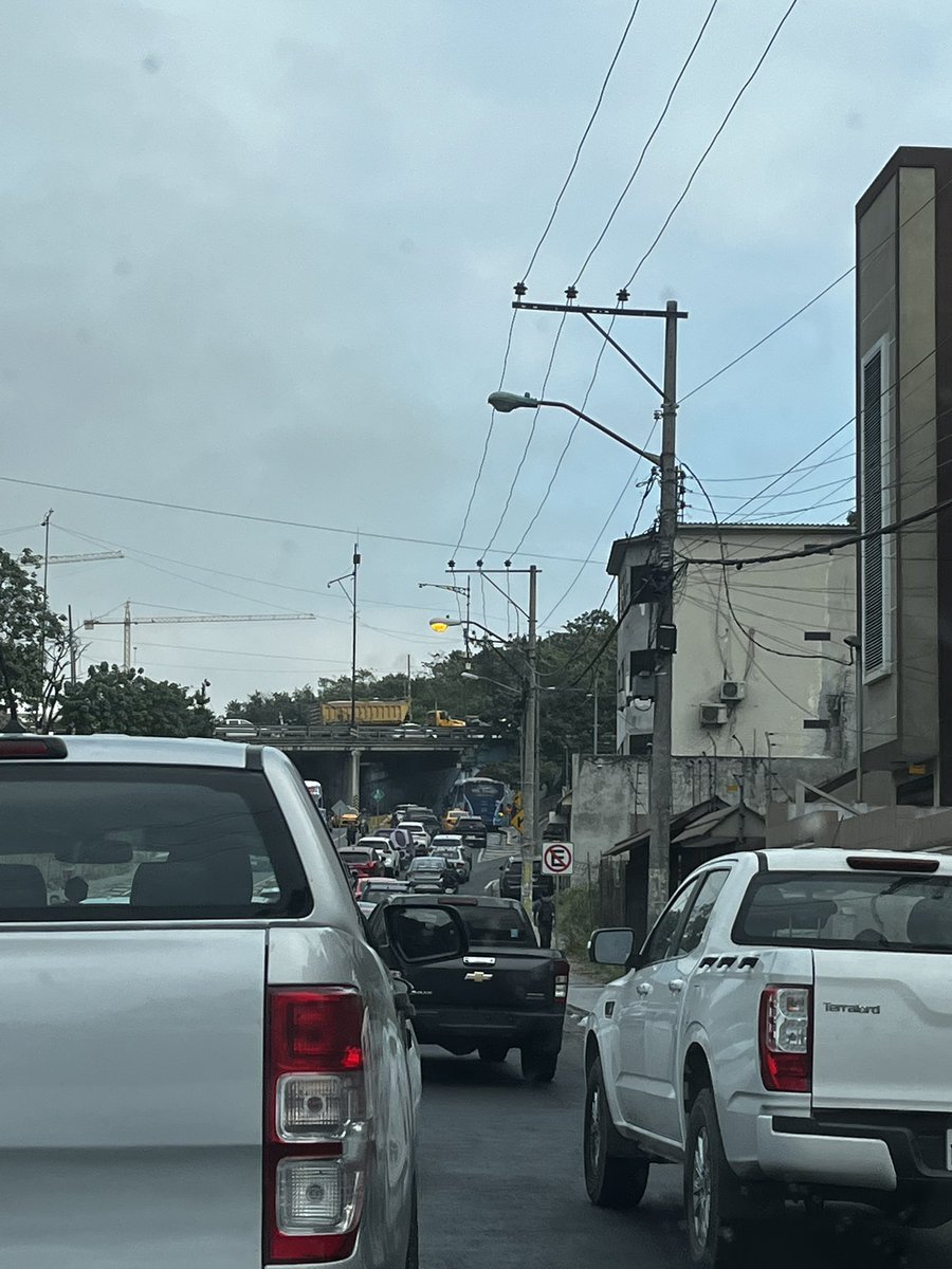 nathaliacbf's tweet photo. Siempre desastrosa esta salida de cumbres por buses y expresos que se paran a recoger y dejar pasajeros. @ATMGuayaquil https://t.co/TRFXNWJfPW