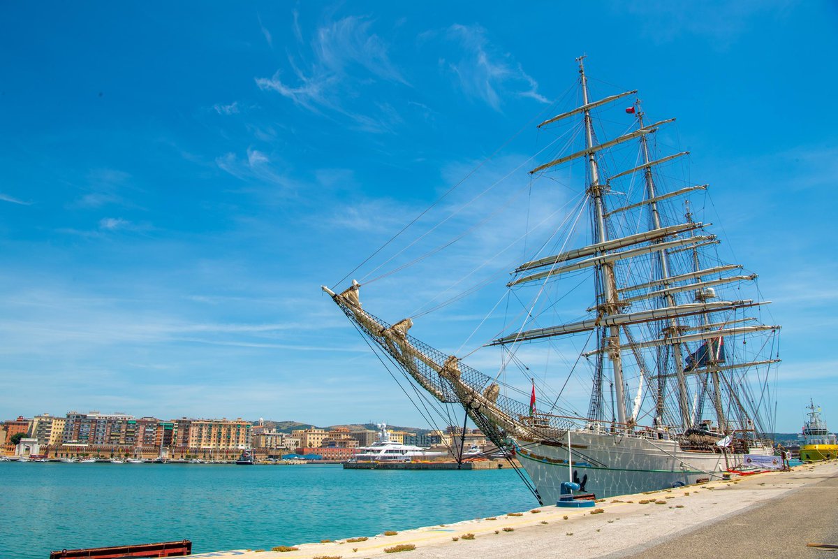 📸 | سفينة #شباب_عُمان_الثانية ترسو في ميناء شيفتافيكيا الإيطالي ضمن رحلتها الدولية #أمجاد_البحار_٢٠٢٥، حاملةً إرث عُمان البحري العريق، ورسالة شبابها نحو مستقبل بحري آمن ومستدام.