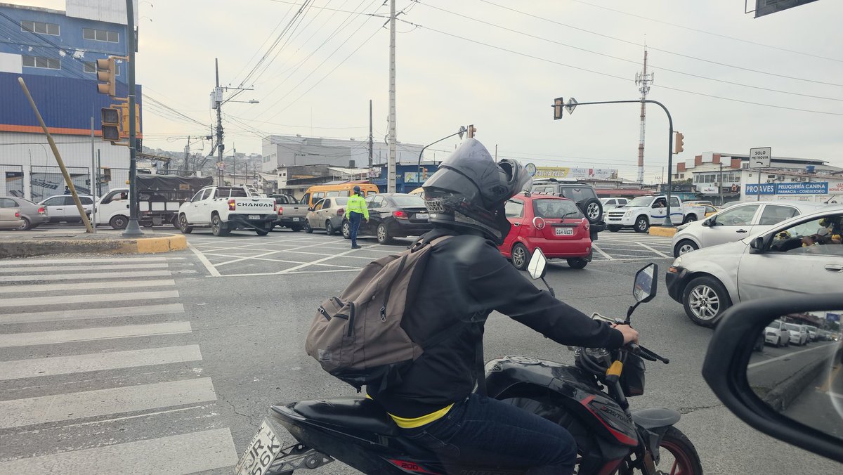 Politica_19's tweet photo. Reclamo: en estos momentos en Via Daule

Solo una agente de tránsito para controlar ambos sentidos en hora pico? Son o se hacen sus @ATM_Transito @ATMGuayaquil ? No hay más elementos o están vagando? 

Cc @aquilesalvarez https://t.co/9g3pJqi4c3