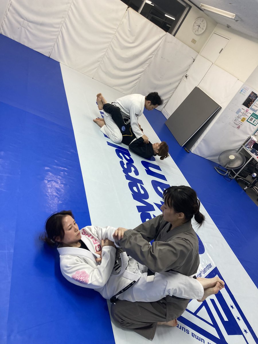 東京スタンドアウトでクラスでした！
今日はクローズドガードからの展開をやりました。
来週もよろしくお願いします！