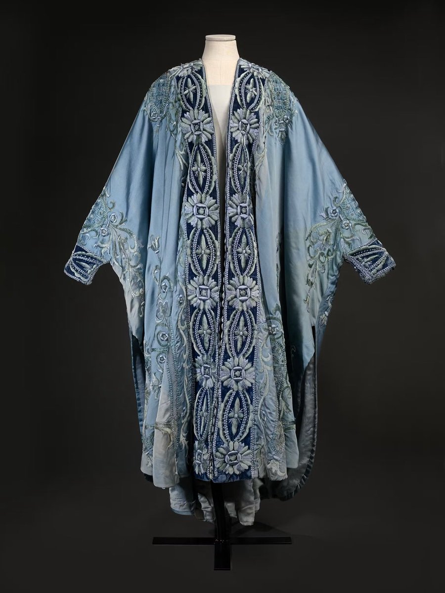 The Museum of Costume and Fashion has reopened at the Palazzo Pitti after a four year renovation. It is always a joy to recognise reinvestment in dress and textiles, here a spectacular 1910s Doucet housecoat from their collection <a href="/UffiziGalleries/">Gallerie degli Uffizi</a> #fashionhistory