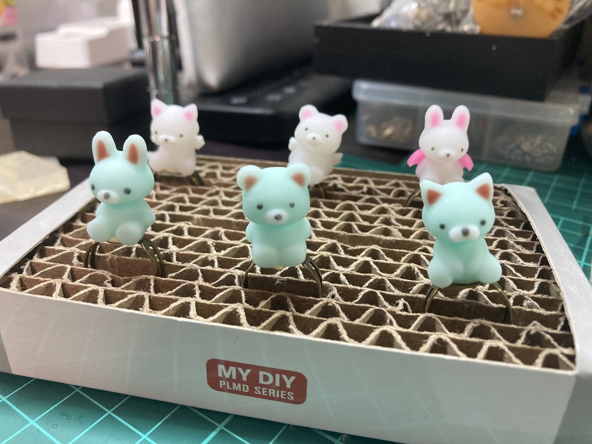 チョコミントカラーのアクセサリー着々と準備中です👍
自分の中の引き出しが少なく気づいたら指輪かイヤリングを作ってる😓