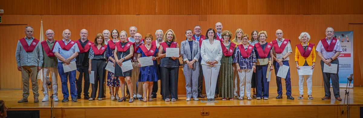 Clausura 2024-2025 presidida por la Vicerrectora Salomé Cuesta <a href="/UPV/">Universitat Politècnica de València</a>. Balance curso por la responsable  Ana Muñoz, palabras de Ginés Puig  en representación del alumnado y participación de coro y grupo de teatro.
Enhorabuena al alumnado y a la 2ª promoción del Grado Sénior UPV.