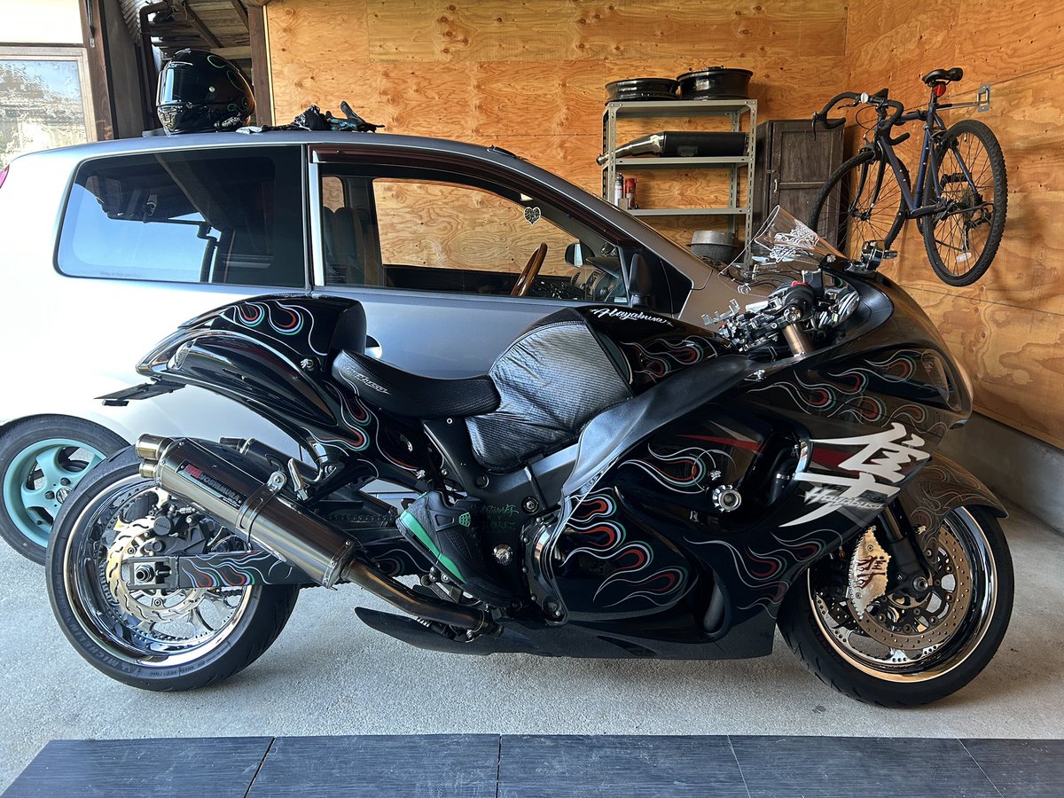 HAYATArrrrr's tweet photo. そいえばこないだ初おろし😊
良き!
#GSX1300
#jordan https://t.co/LDS2jQy1eB