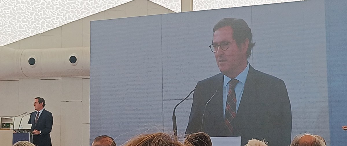 El presidente de CEOE clausura l gala de entrega de premios <a href="/CEOEValladolid/">CEOE Valladolid</a> , felicitando a <a href="/angelademiguel/">Ángela de Miguel</a> como nueva presidente nacional de <a href="/cepyme_/">CEPYME</a>