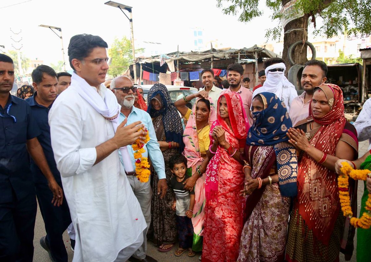 माताओं व बहनों के आशीर्वाद के लिए आभार 🙏