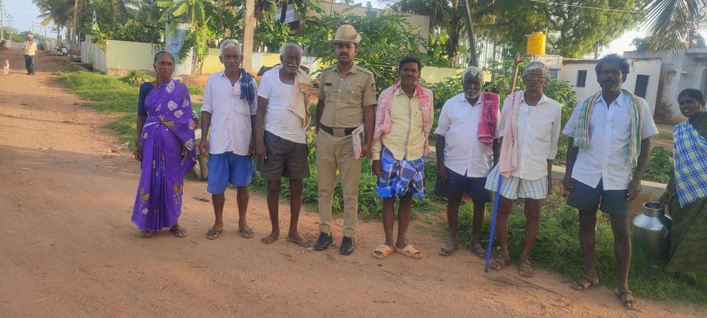 ದಿನಾಂಕ 05/06/2025 ರಂದು ಗ್ರಾಮ ಗಸ್ತಿಗೆ ಸಿಬ್ಬಂದಿ ನೇಮಕ ಮಾಡಿದ್ದು ಸದರಿ ಗ್ರಾಮ ಗಸ್ತಿನಲ್ಲಿ ಸಾಸಲು , ಕನಕೇನಹಳ್ಳಿ, ದಾಸರಪಾಳ್ಯ, ಶ್ರೀರಾಮನಹಳ್ಳಿ , ಬೋವಿಪಾಳ್ಯ  ಗ್ರಾಮ ಗಸ್ತು ಮಾಡಿ ಗ್ರಾಮಕ್ಕೆ ಭೇಟಿ ನೀಡಿ ಗ್ರಾಮ ಸಭೆ ನಡೆಸಿ ಸೈಬರ್  ಹಾಗೂ ಇತರೆ ಕಾನೂನು ಬಾಹಿರ ಚಟುವಟಿಕೆಯಲ್ಲಿ ಭಾಗಿಯಾಗದಂತೆ ತಿಳಿಸಿರುತಾರೆ