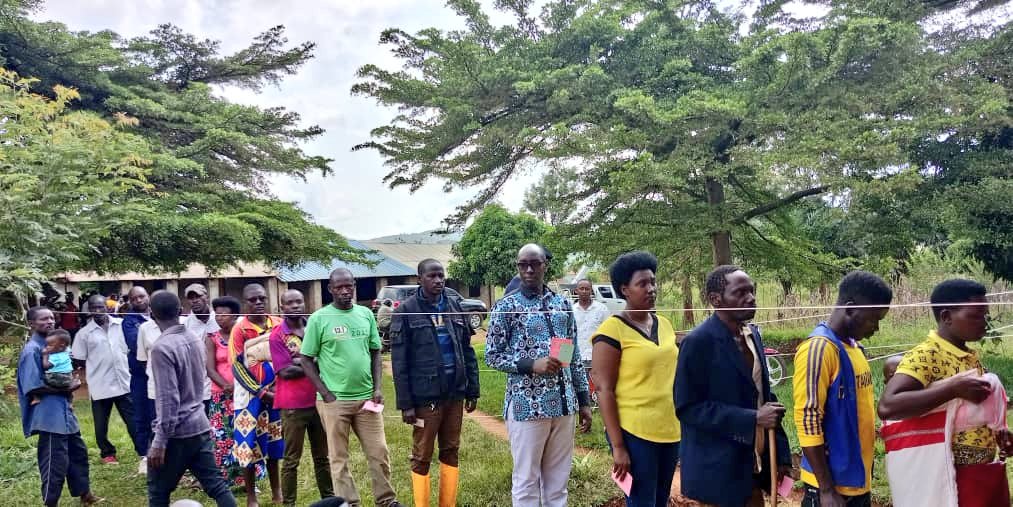 Burundi_senat's tweet image. #Burundi: Hon. Fabrice Nkurunziza, 2ème Vice-Président du @Burundi_senat a pris part au scrutin des députés et conseillers communaux au centre de vote du Lycée communal Bugiga situé sur sa colline natale Bugiga, en commune #Rutana de la nouvelle province de #Burunga